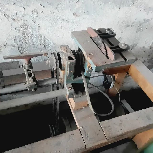 Bancada de Máquinas de Produção Acerbi, serra, torno e motor. Medida 1,29x0,49x0,65m. - Foto 4