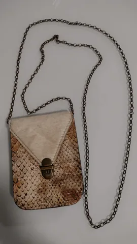 NOVA - Bolsinha animal print com detalhes em couro