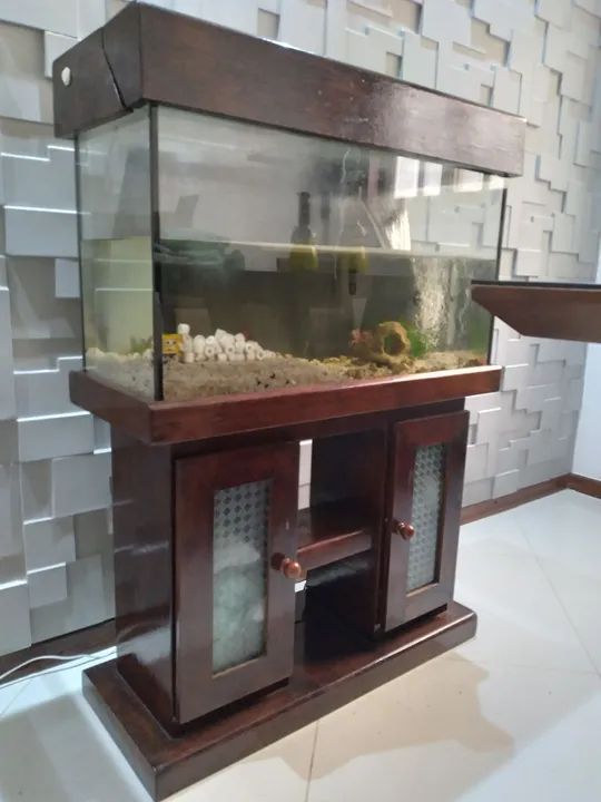 Aquário com suporte em madeira