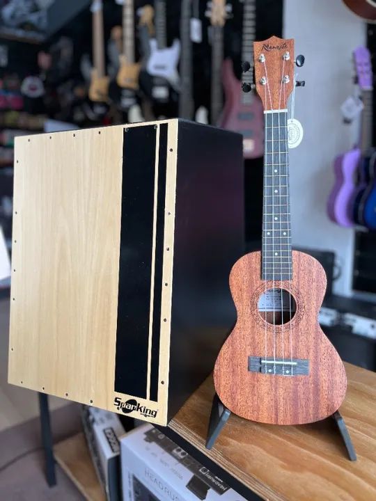 Kit Cajón + Ukulele - A partir de R$649,00 ou R$599,00 a vista.