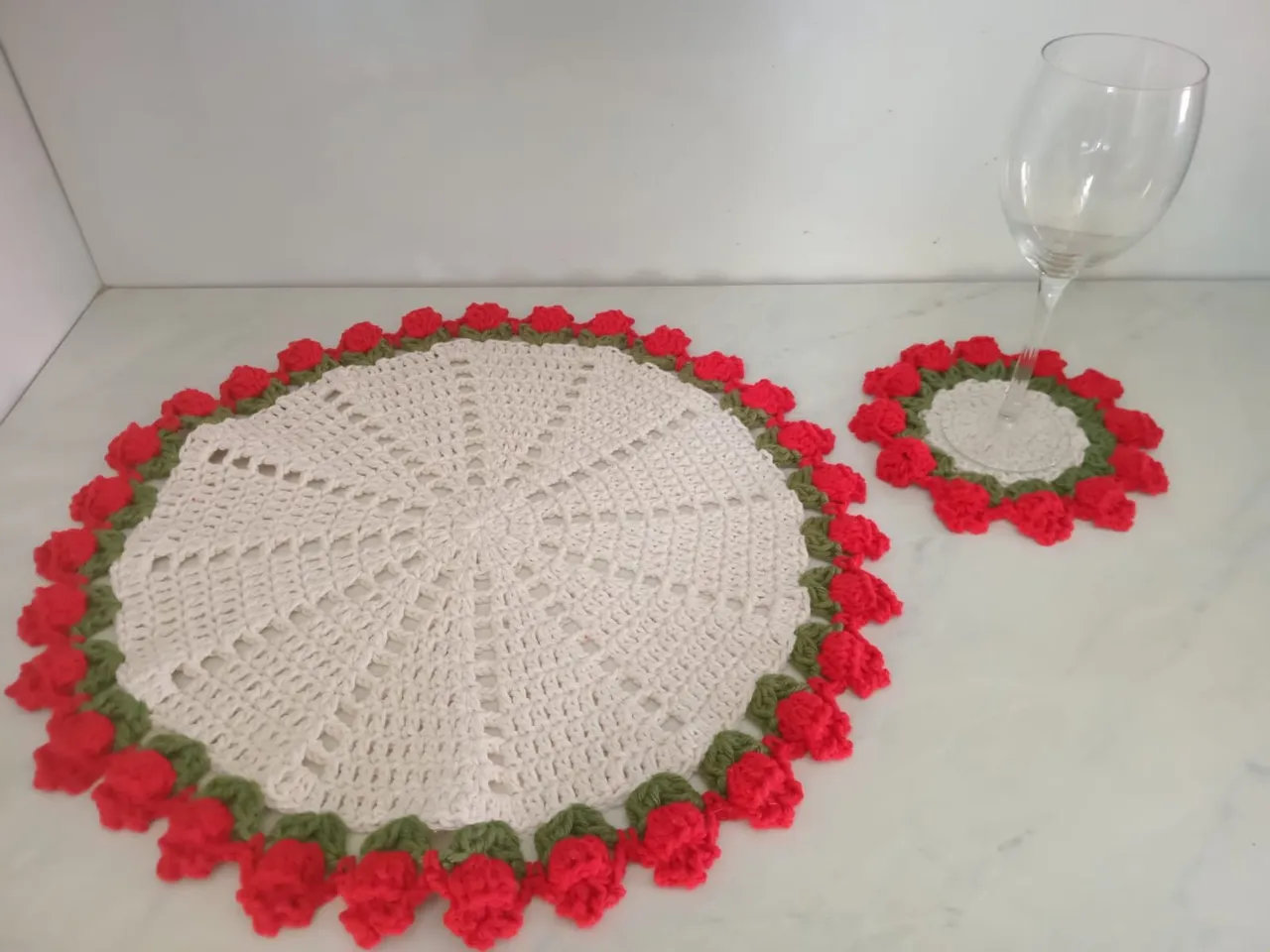 Sousplat e Porta Copos em Crochê - Flores Vermelhas