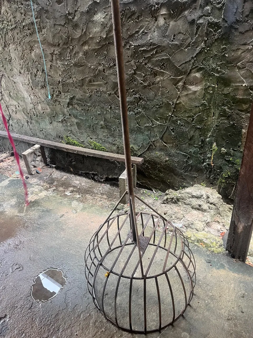 Uma lixeira de ferro