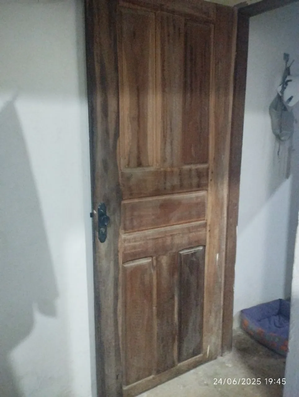 Vendo duas portas de madeira e uma janela