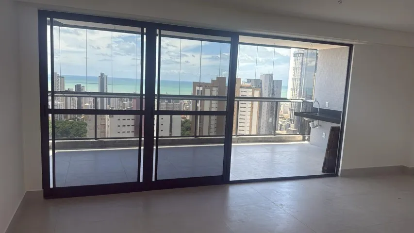 ESQUADRIA EM ALUMÍNIO COM 4 PORTAS DE VIDRO