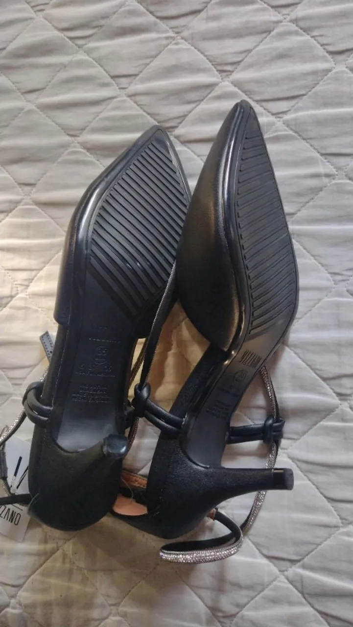 Sapato feminino preto com pedrarias