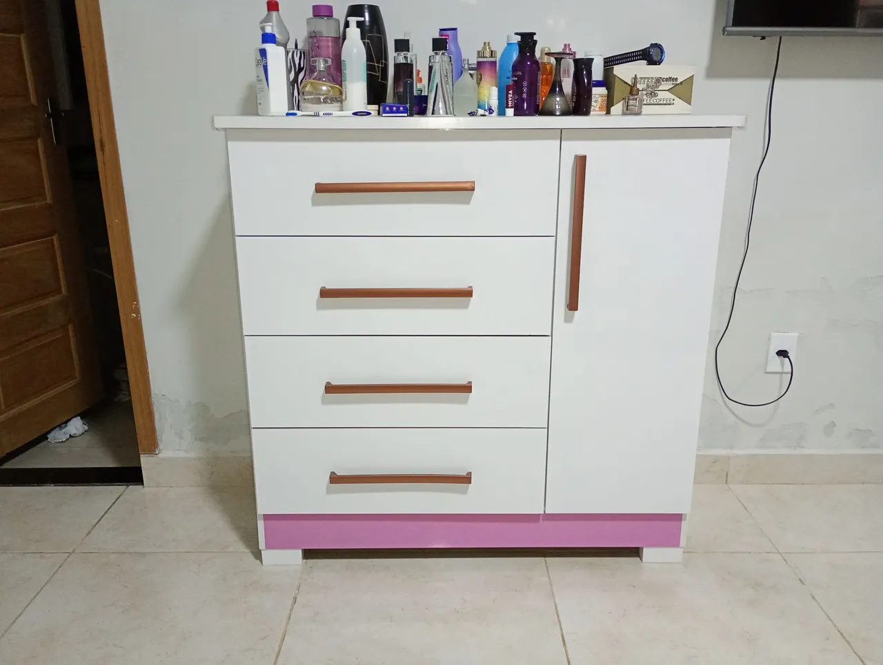 Cômoda com gavetas e porta