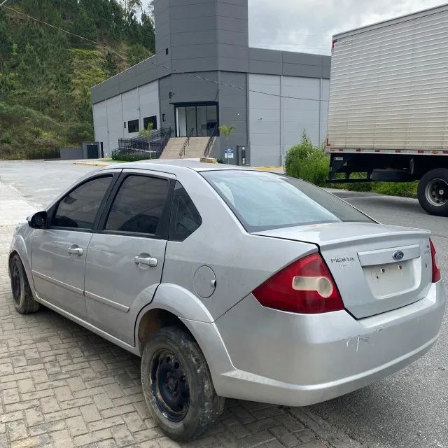 Ford Fiesta Sedan - veículo para sucata, completo ar e direção. - Foto 6
