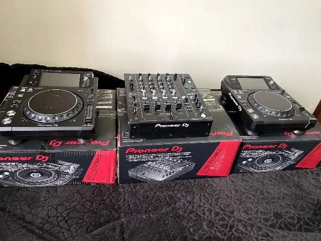 Par de CDJ pioneer Xdj 1.000 mk2 e Mixer Pioneer djm 750 mk2