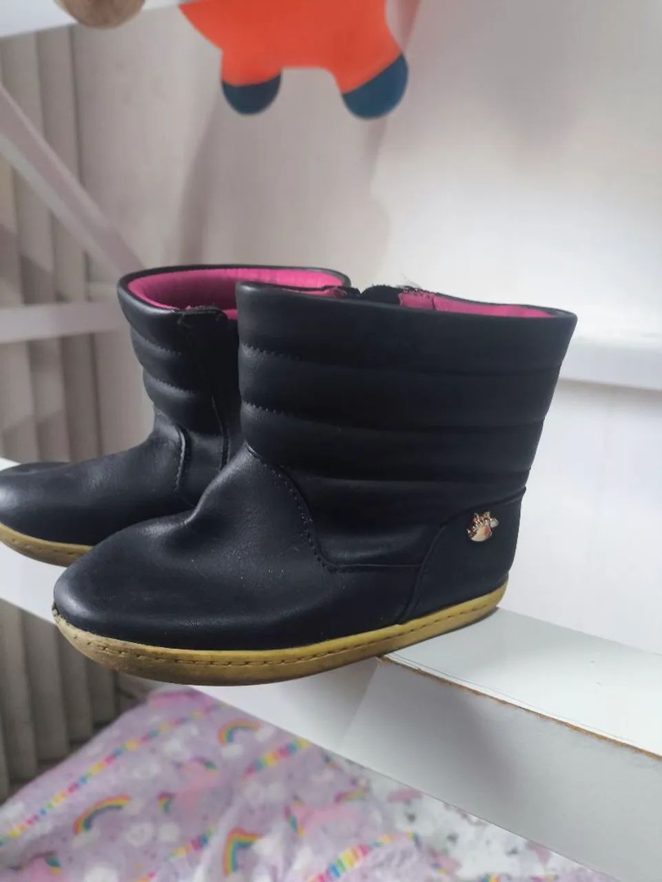 Botas infantis pretas com forro rosa - Foto 2
