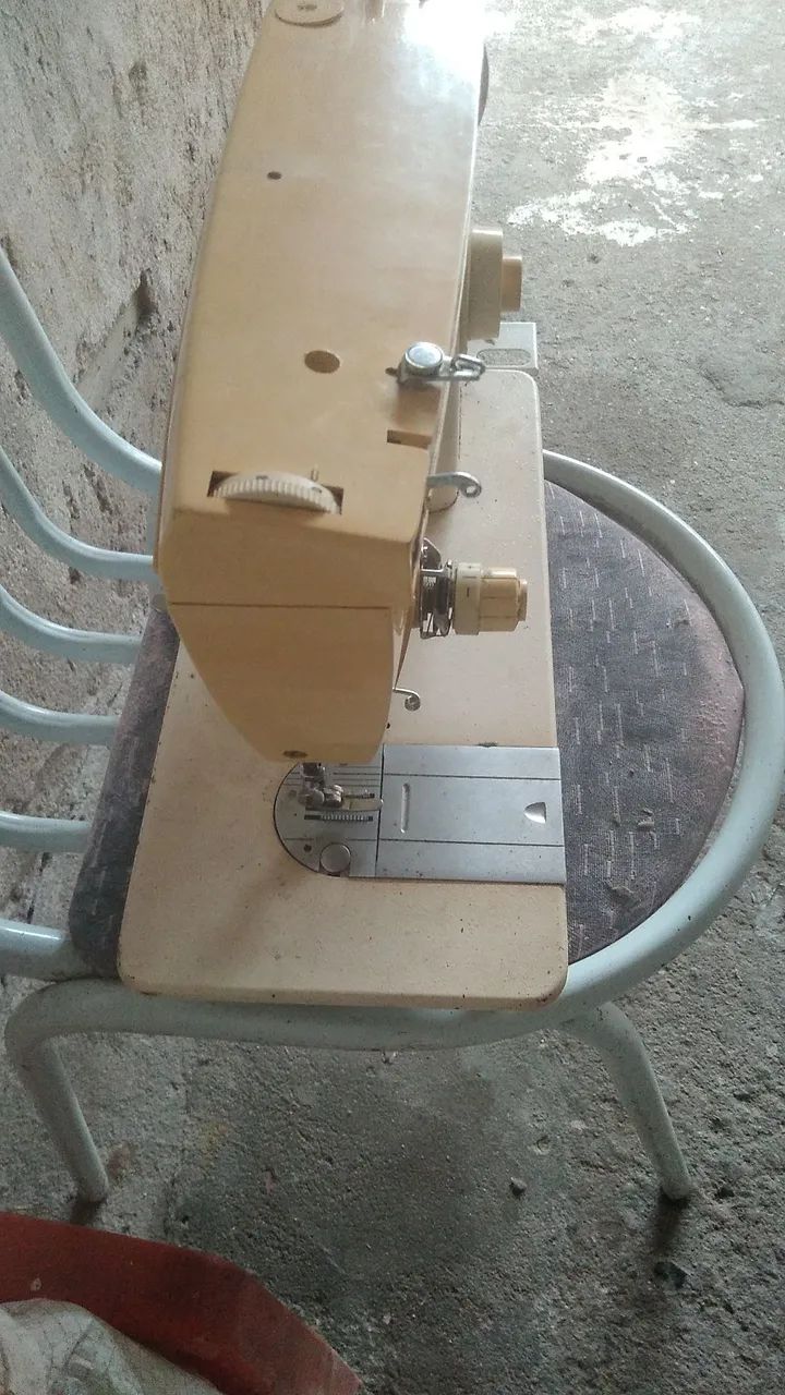 Vendo 2 máquinas de Costura 1 Elgin  e 1 Singer - Foto 4