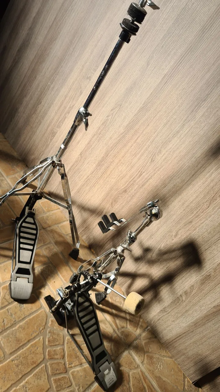 Ferragens de bateria. Pedal bumbo, estante caixa e maquina de hihat (chimbal)