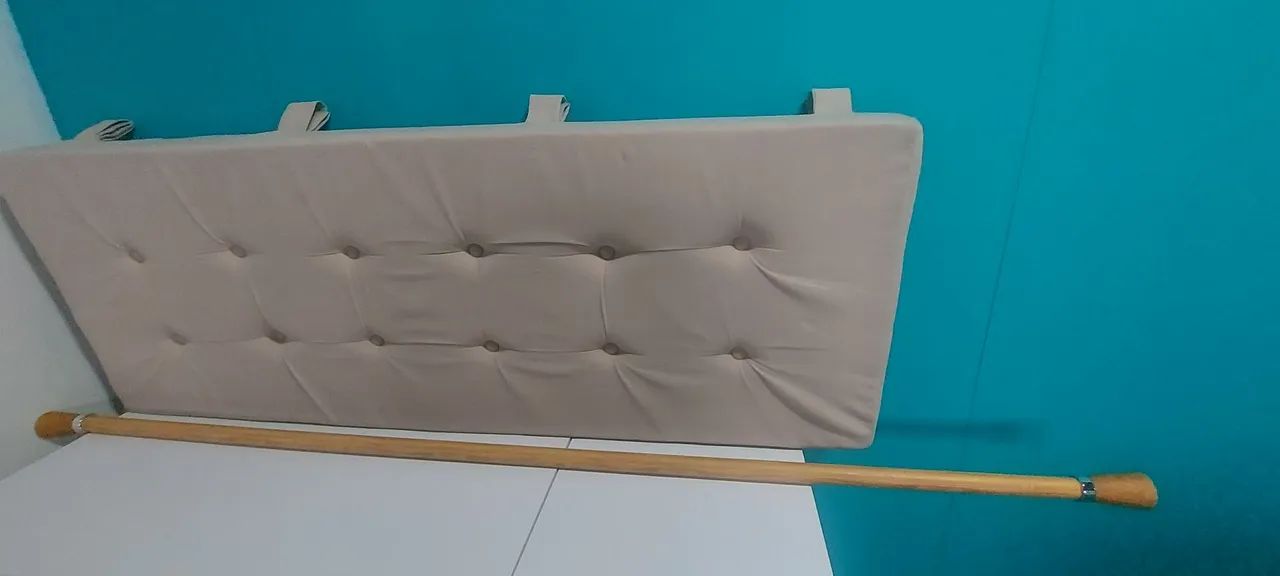 Cabeceira de Cama Estofada Bege com Varão 