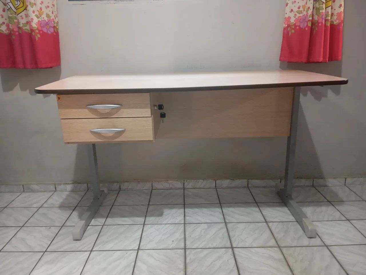 Mesa de estudos usada em bom estado