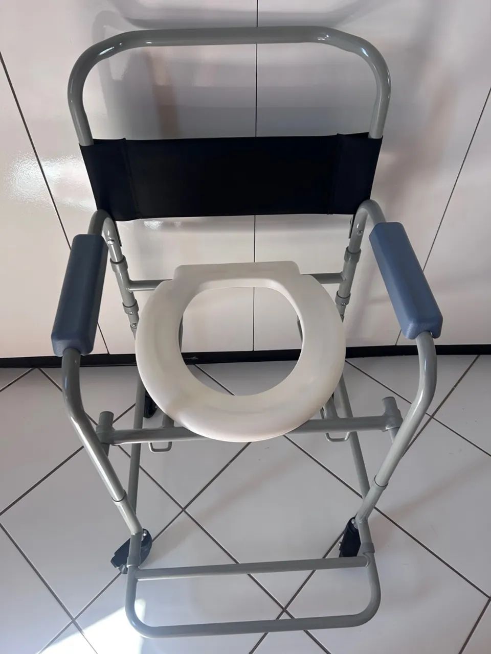 Cadeira de Banho com Assento Sanitário
