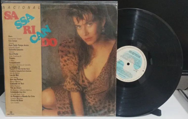 Trilha Sonora Novelas Nacional - Lote com dois LPS - Tieta 2 e Sassaricando - òtimo estado - Foto 3