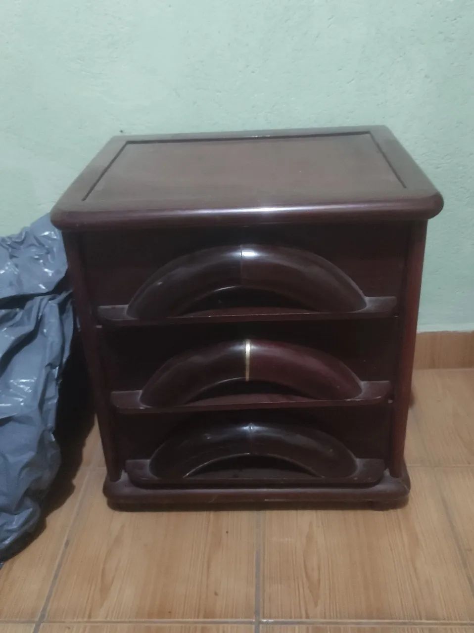 Mesa de cabeceira clássica de madeira com Gavetas - Foto 2