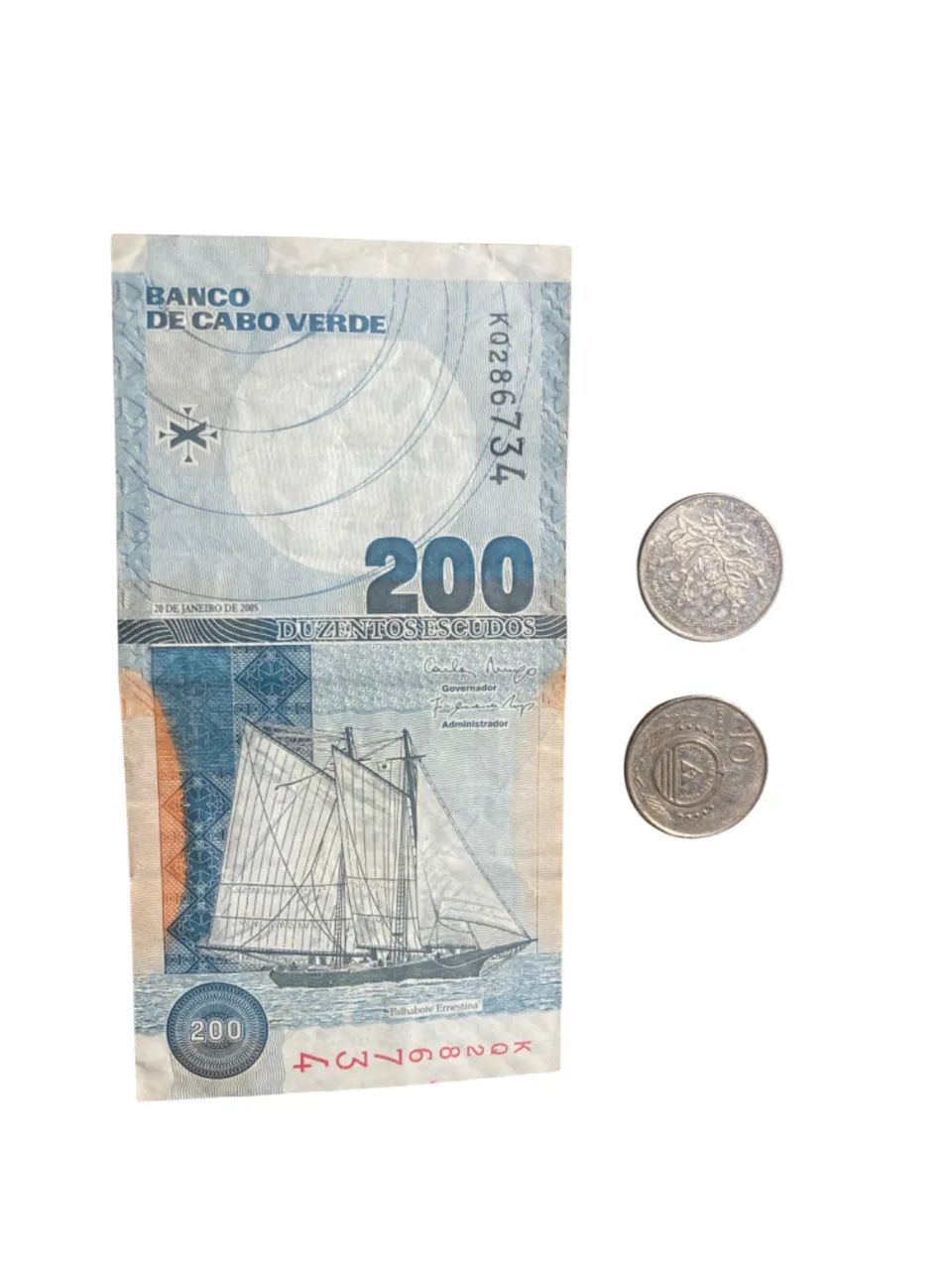 Uma Nota de 200 Escudos e Duas Moedas de Cabo Verde - Foto 2