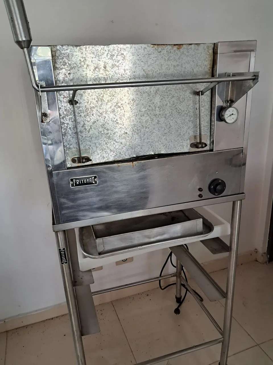 Forno fritomaq elétrico com o suporte