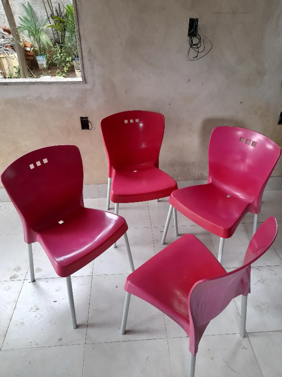 Cadeira Tramontina Mona em Polipropileno Rosa com Pernas de Alumínio Anodizado