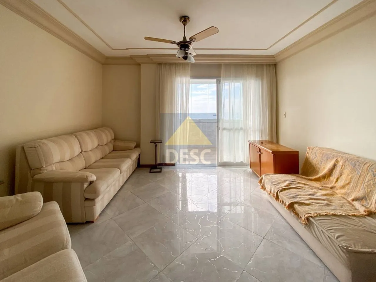 Apartamento frente mar mobiliado com 4 dormitórios para locação no Ed. Oásis em Balneário