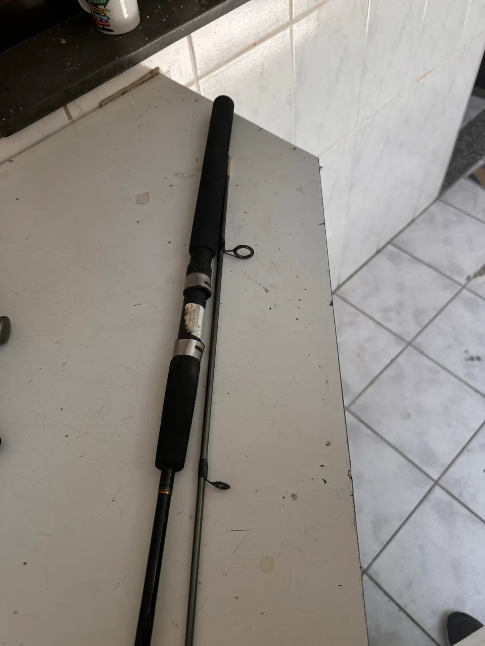 Vara de pesca em ótimo estado, leve, resistente e pronta para uso - Foto 3