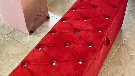 Baú estofado vermelho para decoração