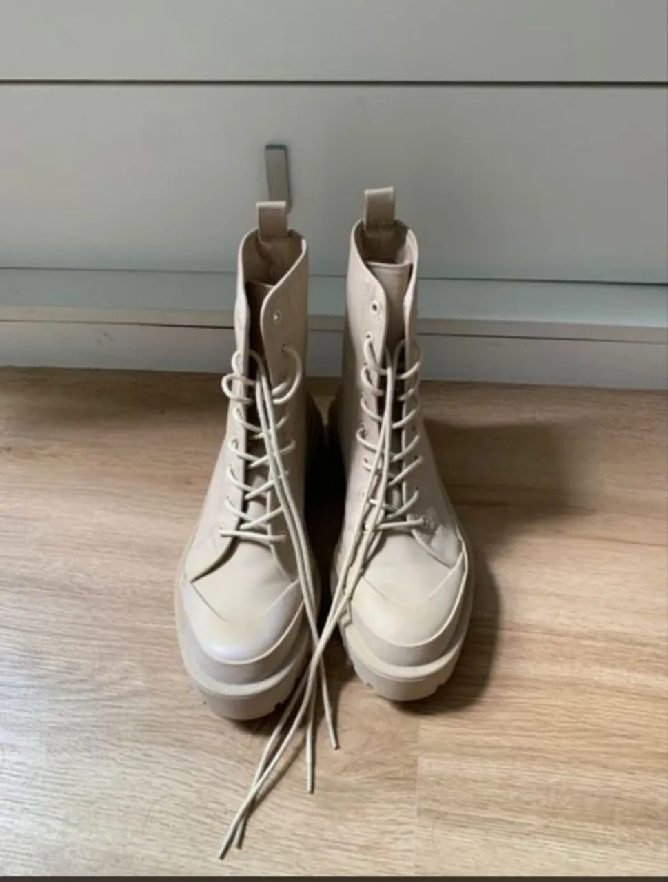 Botas Coturno Bege - Estilo e Conforto ZARA