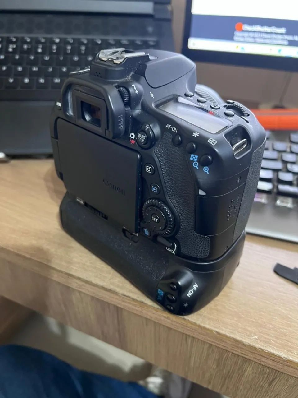 Câmera Cânon 80d + Grip e Lente Canon 28mm 1.8 - 12.200 cliques - Foto 5