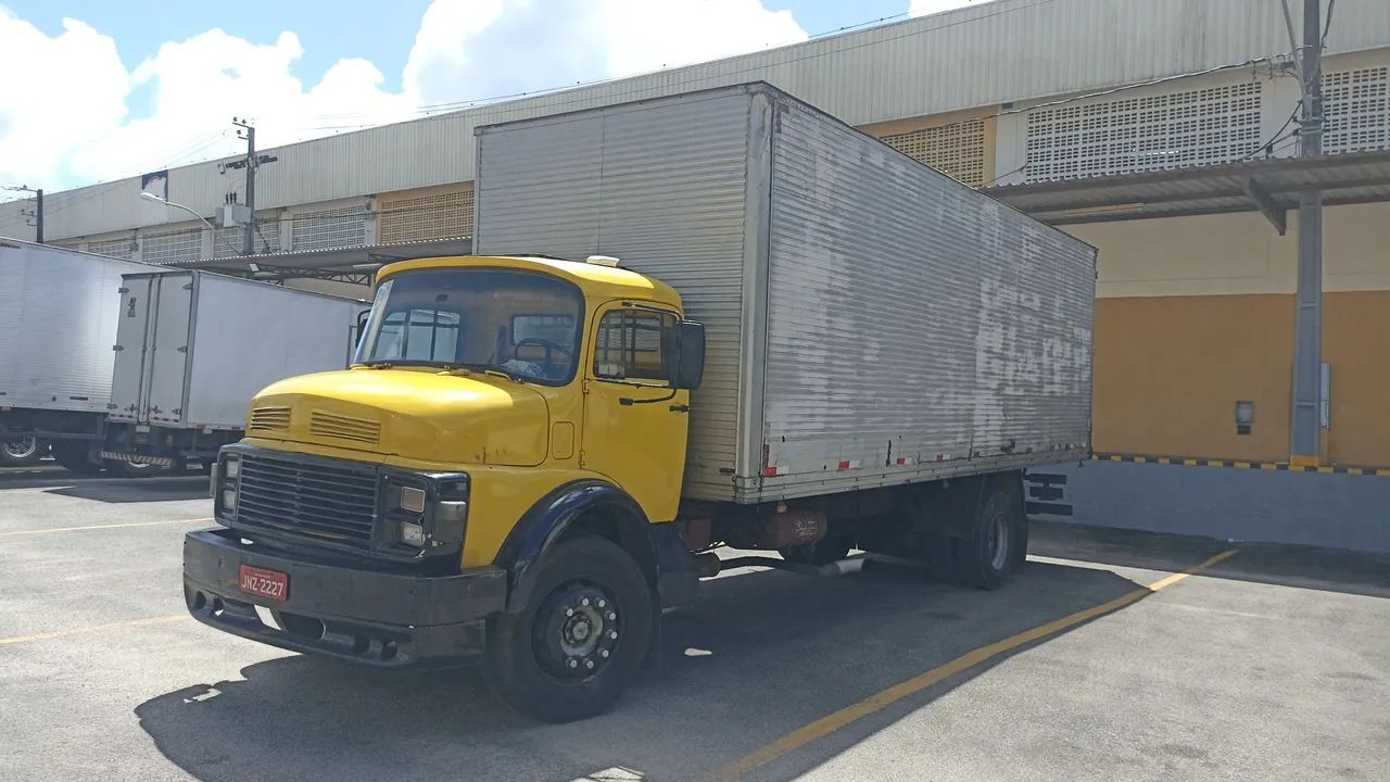 Caminhão Mercedes-Benz 1513 - Baú 8m pega 14paletes 