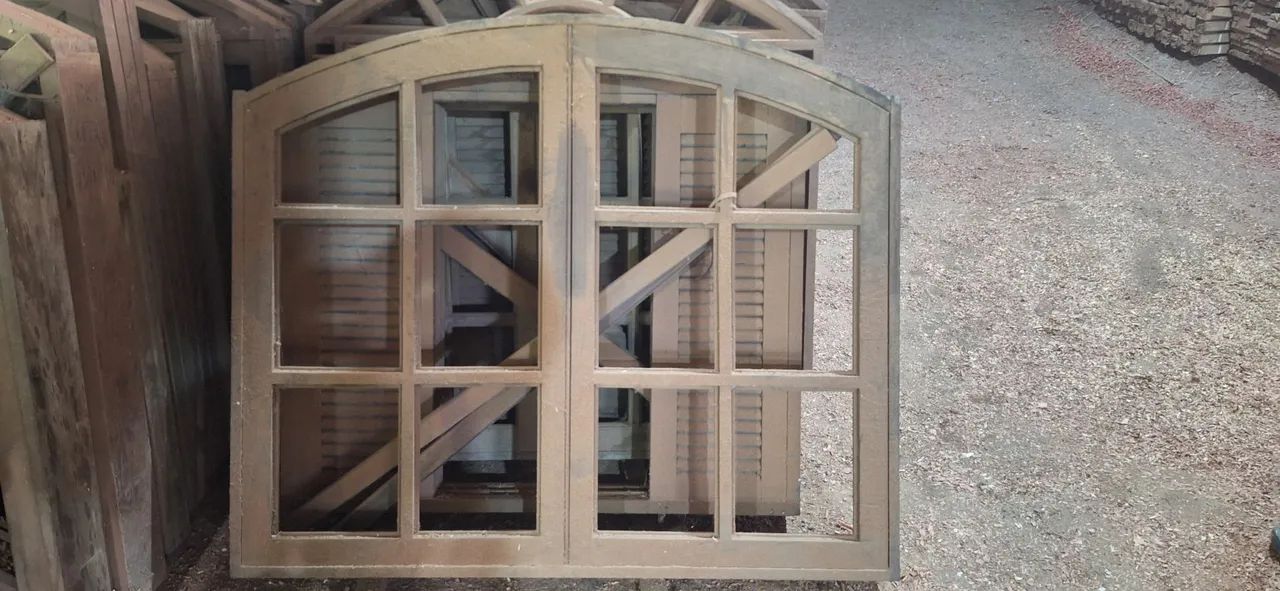 Janela de madeira arqueada