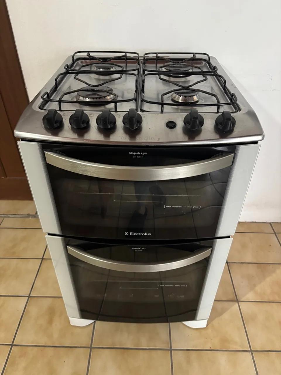 Fogão Electrolux com 2 fornos