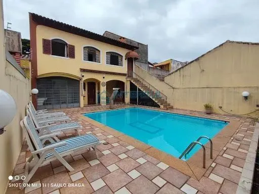 BELÍSSIMA CASA NA REGIÃO DO BOLSÃO DE INTERLAGOS, PRÓXIMO DO LAGUINHO.
