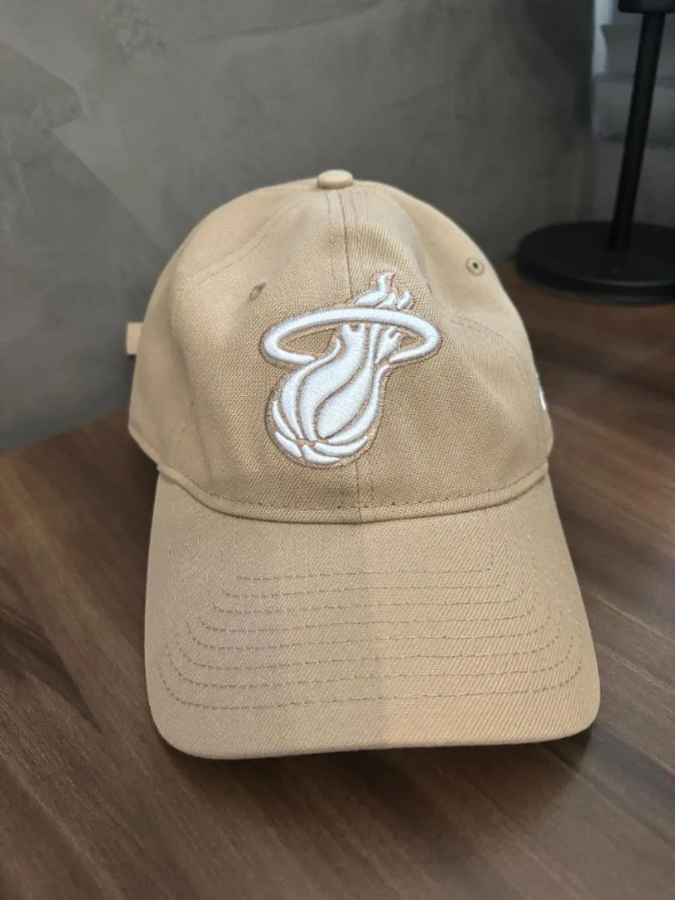 Boné new era miami heat bege (usado poucas vezes)