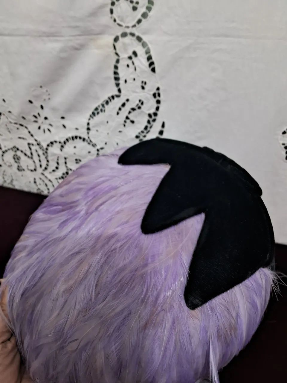 Chapéu Vintage Lilás com Penas e Detalhe em Veludo - Foto 5