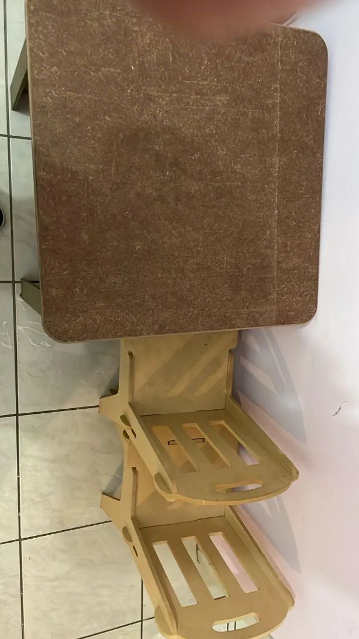 Mesa 2 cadeiras infantil de madeira (Desapego)