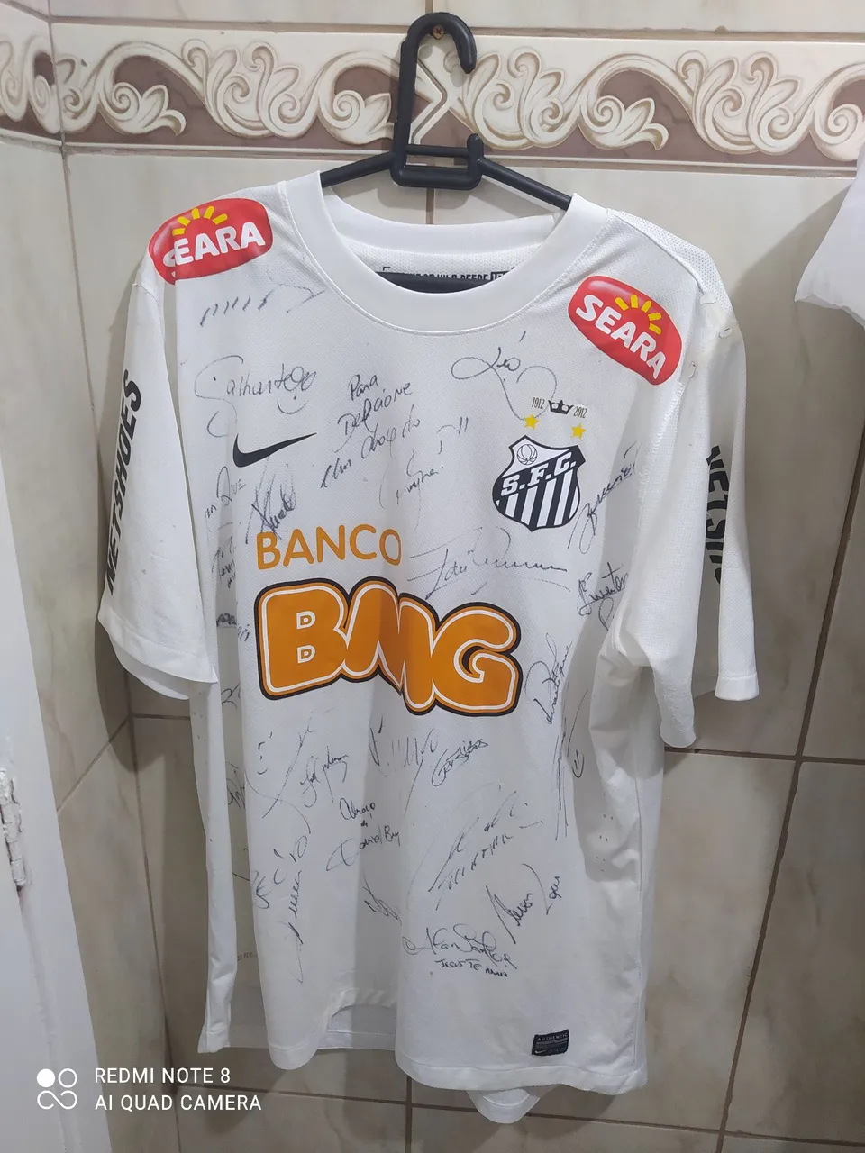 Camisa original do santos de 2012 com alguns autógrafos do elenco de incluindo a do Neymar