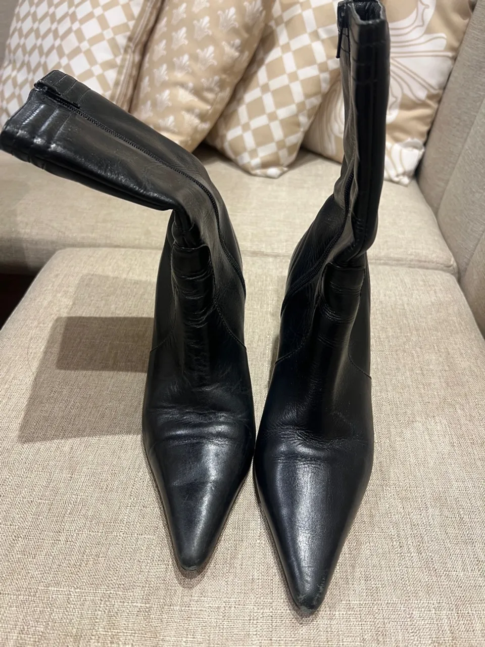 Botas de couro pretas elegantes