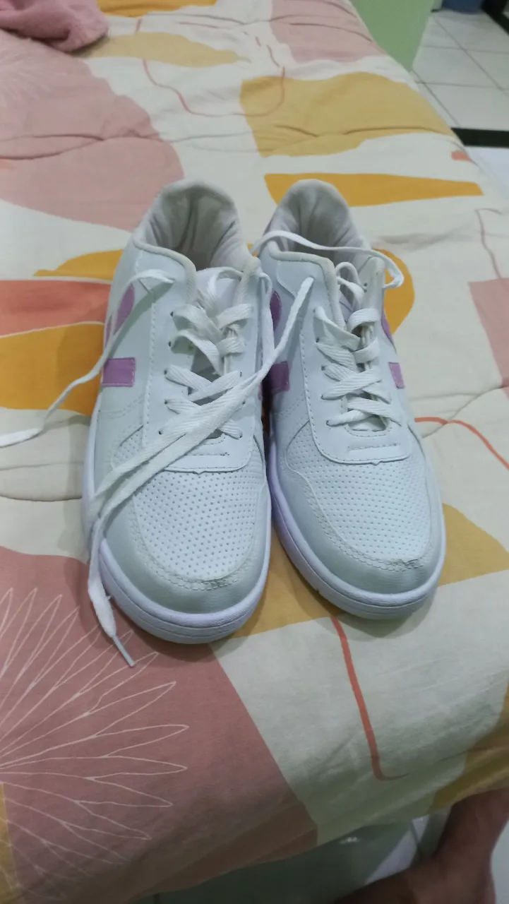 Tênis branco com detalhes rosa