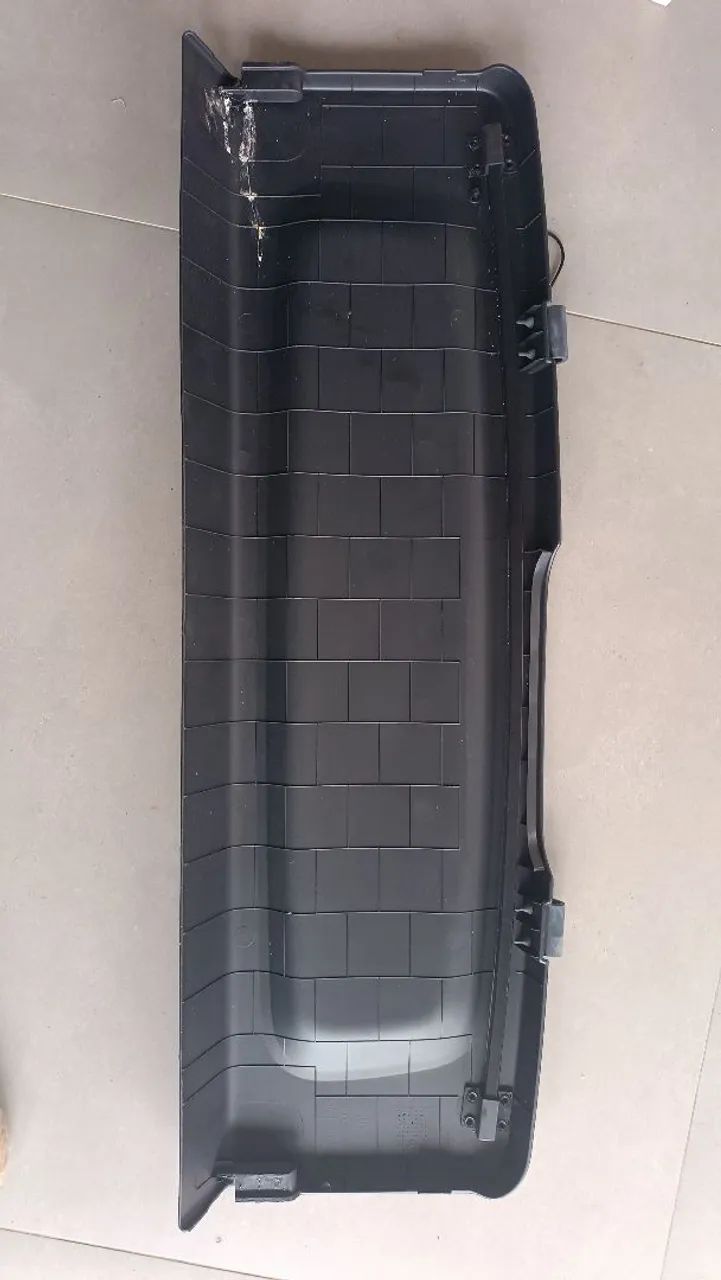 Tampa tampao porta malas Fiat Mobi. - Foto 2