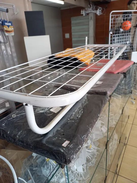 Arara de roupas usadas 