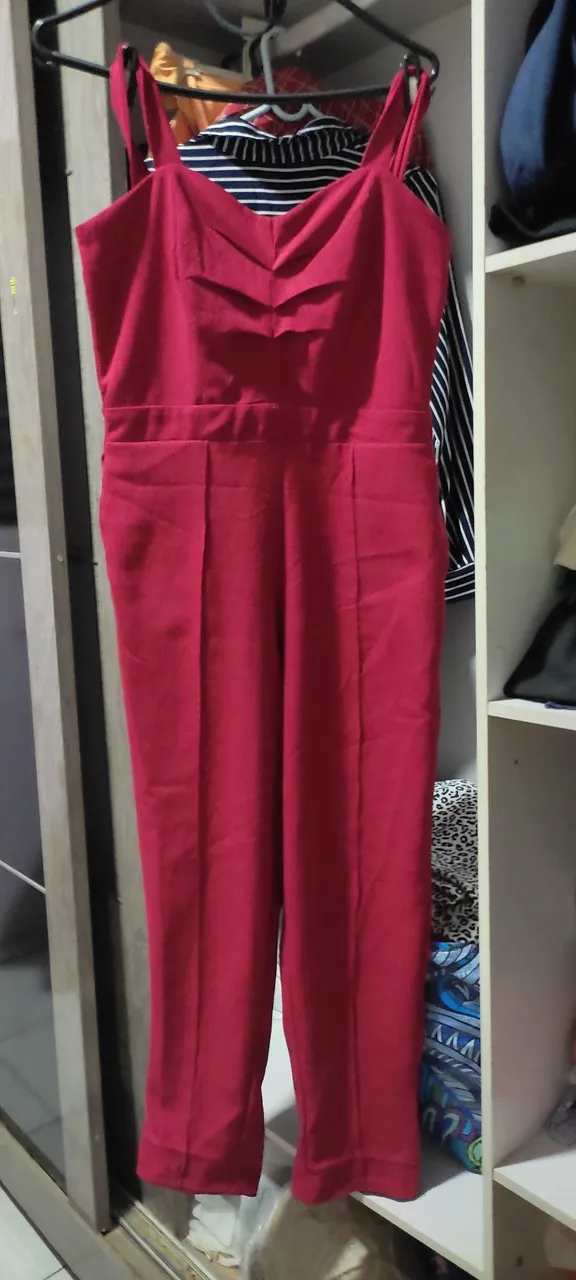 Macacão vermelho elegante mais outras unidades 20