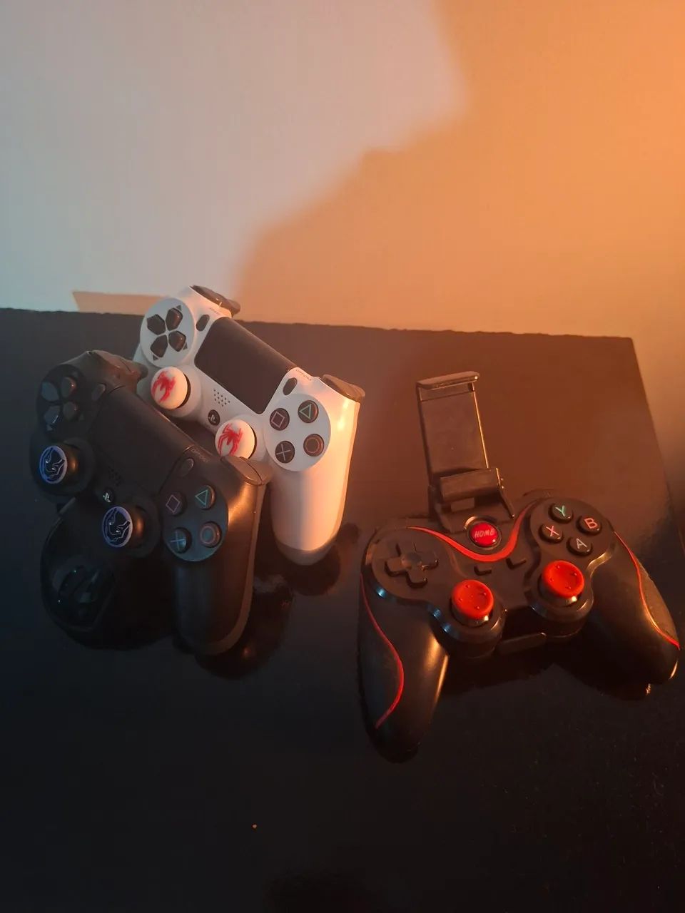 3 Controles, dois de PS4 e um Bluetooth
