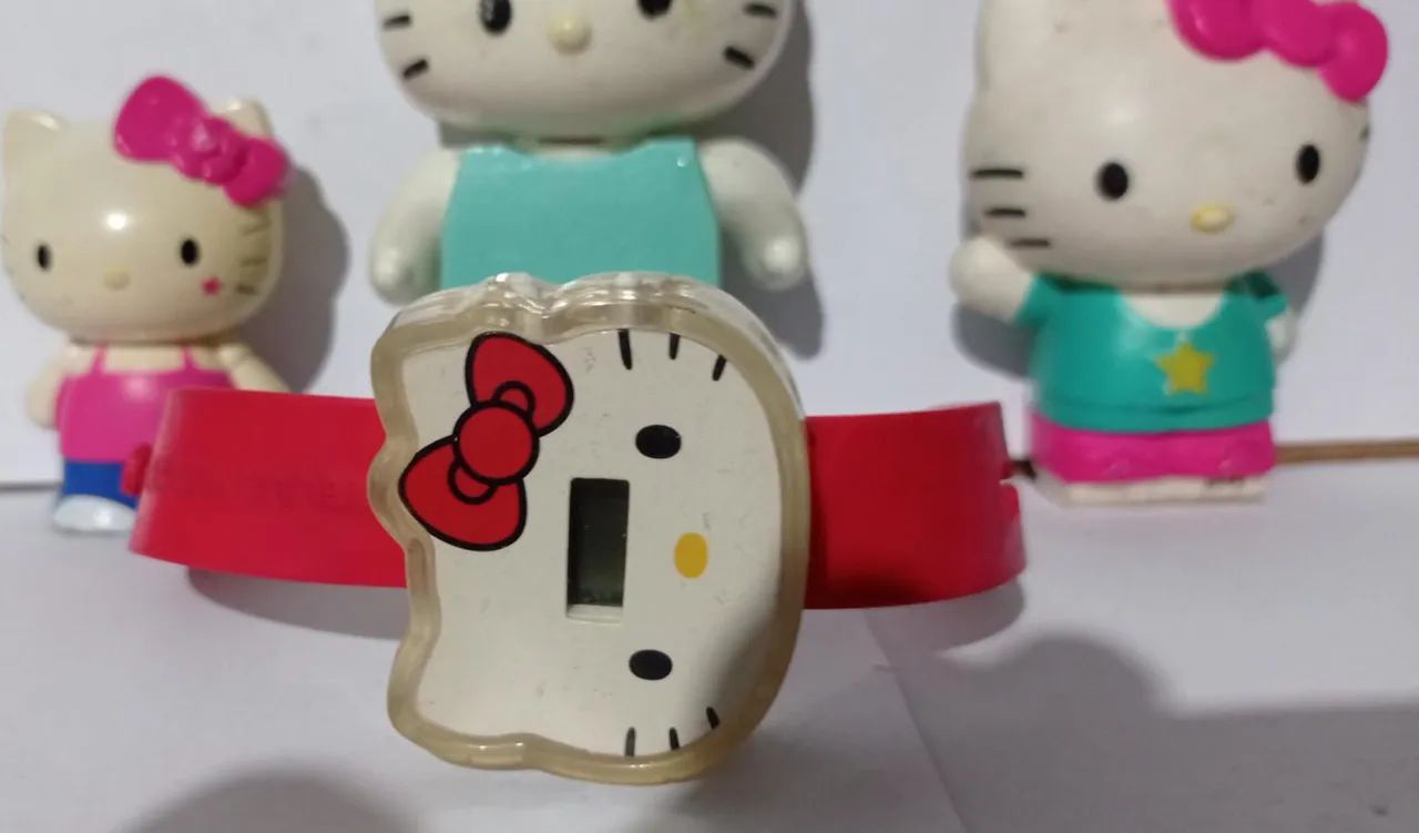 Lote de hello kittys antigas bonecas e relógio - Foto 3