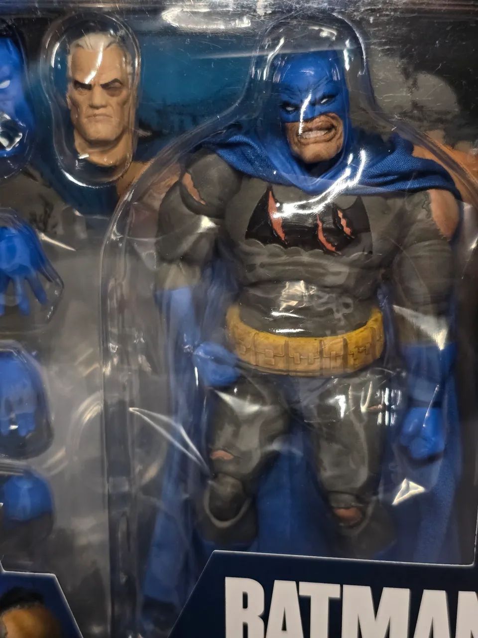 Batman The Dark Knight Returns Blue Suit Damaged Mafex lacrado