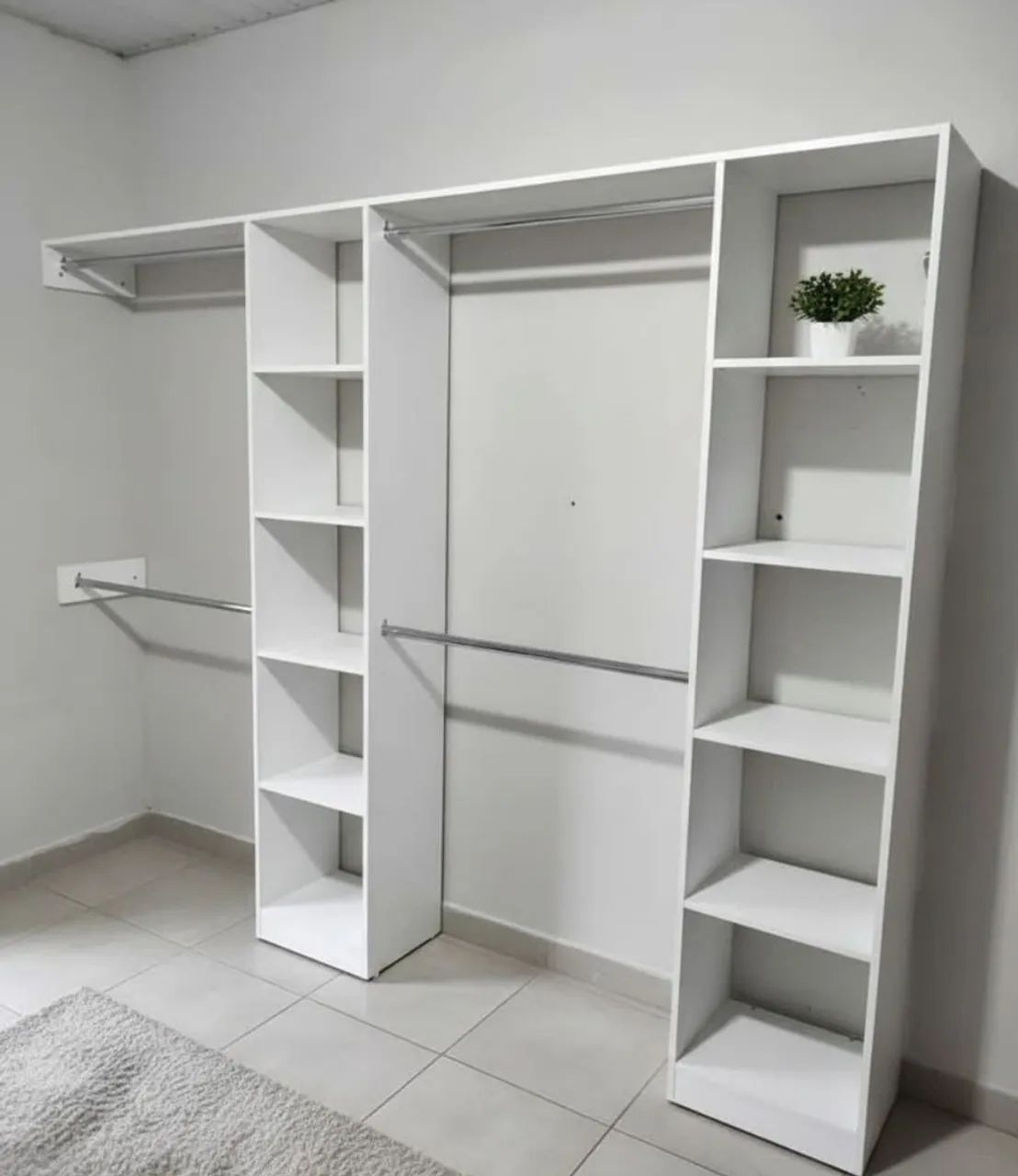 Closet em mdf com torres , cabideiro e araras 