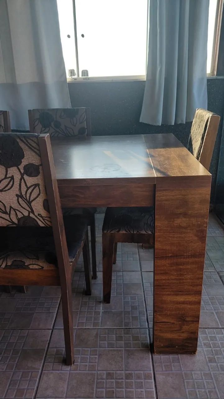 Mesa em madeira com 6 cadeiras estofadas - Foto 4