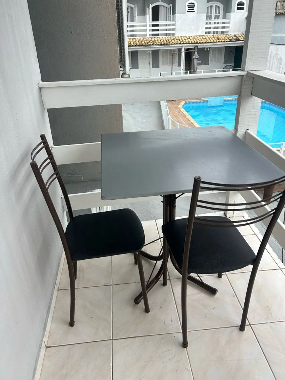 Mesa com 2 cadeiras