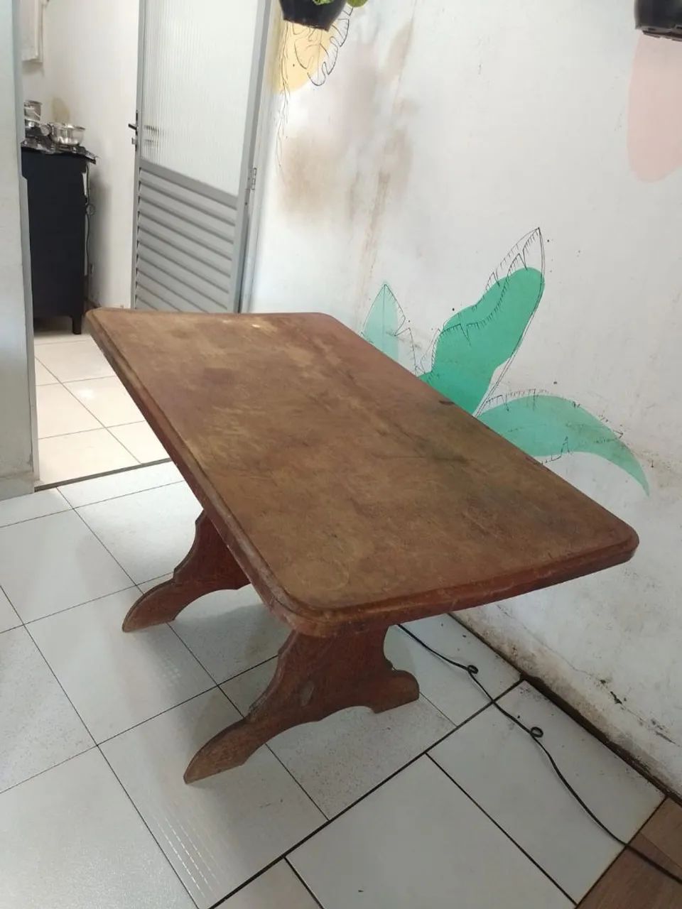 Mesa de angelim com 4 cadeiras.