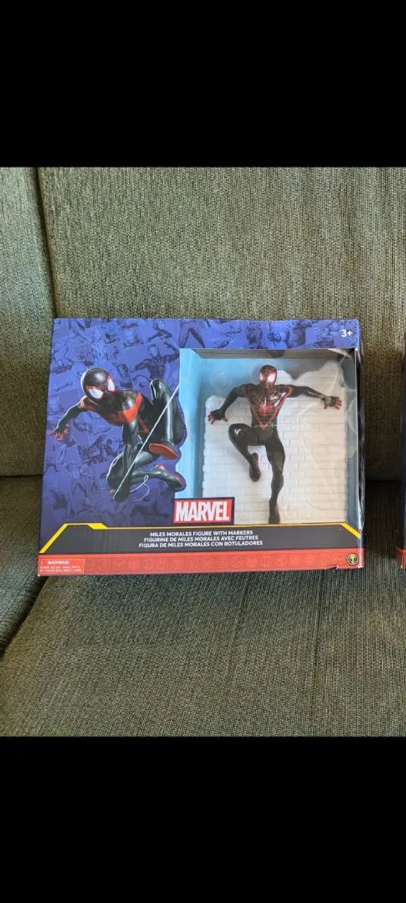 Marvel Miles Morales com muro e canetas para personalizar 
