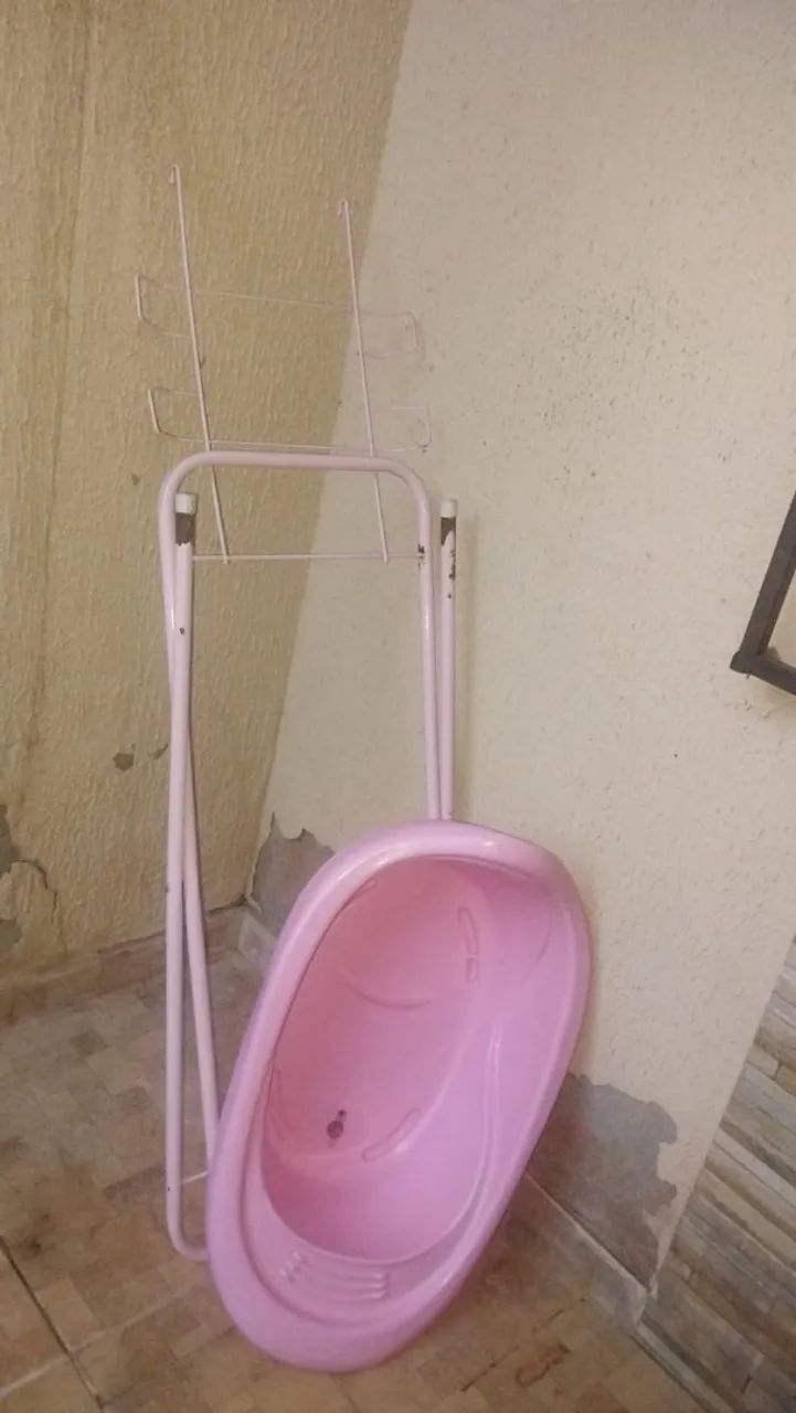 Banheira rosa com suporte 